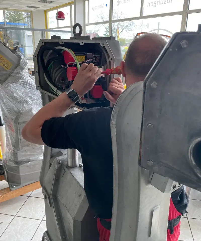 Wartung und Reparatur von Industrie-Lackierrobotern