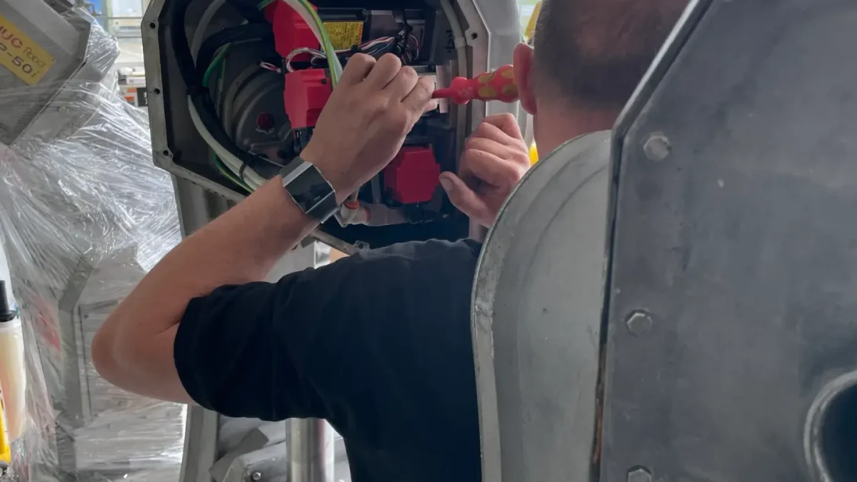 Professionelle Reparatur und Wartung von Lackierrobotern